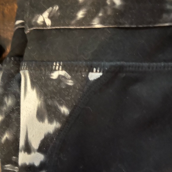 Bundle of six (6) pairs of Fabletics capri leggings! - Picture 5 of 9